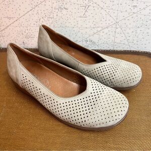 EUC! ARA Women’s US 7 Nubuck Leather Perforated Ballet Flat Slip-On Suede
